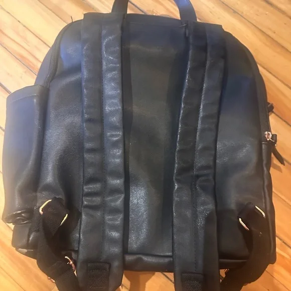 🖤 Skip Hop Greenwich Simply Chic Diaper Backpack – Black Vegan Leather - Picture 2 of 6